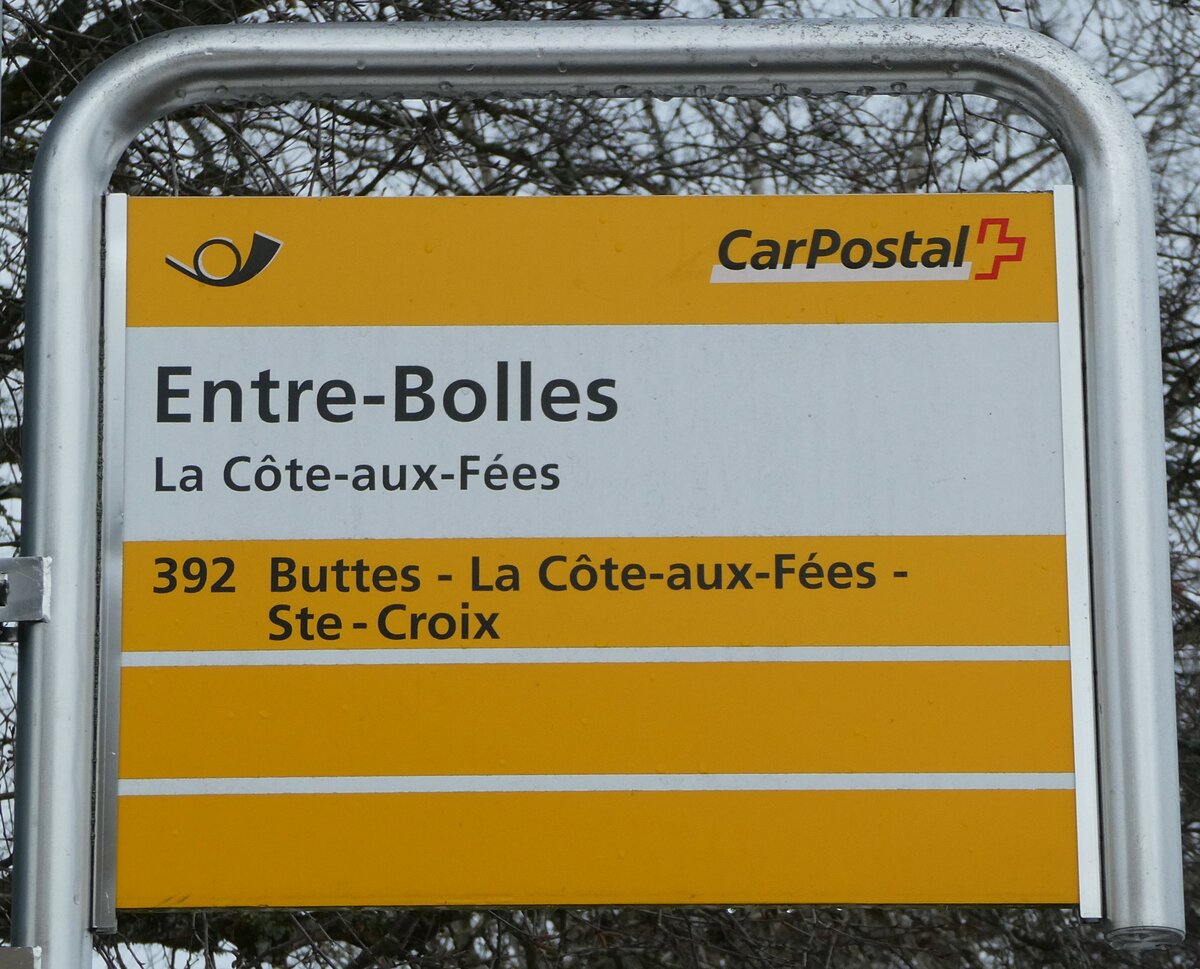 (245'683) - PostAuto-Haltestellenschild - La Cte-aus-Fes, Entre-Bolles - am 2. Februar 2023