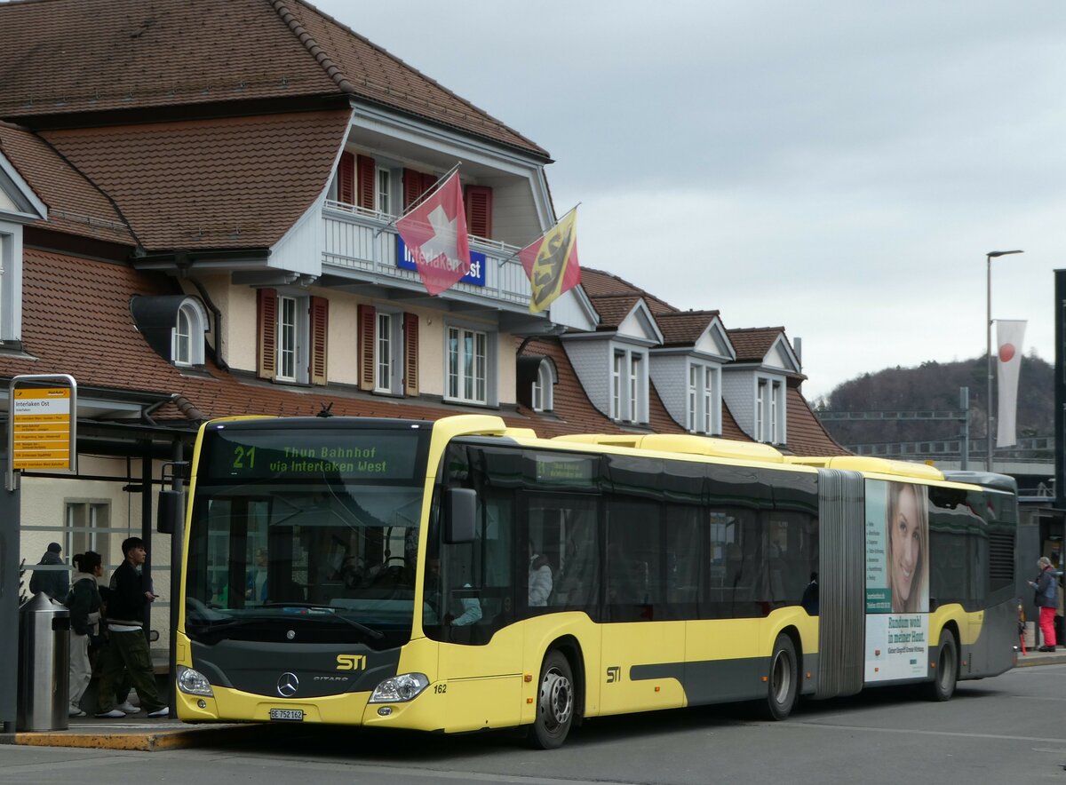 (245'840) - STI Thun - Nr. 162/BE 752'162 - Mercedes am 5. Februar 2023 beim Bahnhof Interlaken Ost