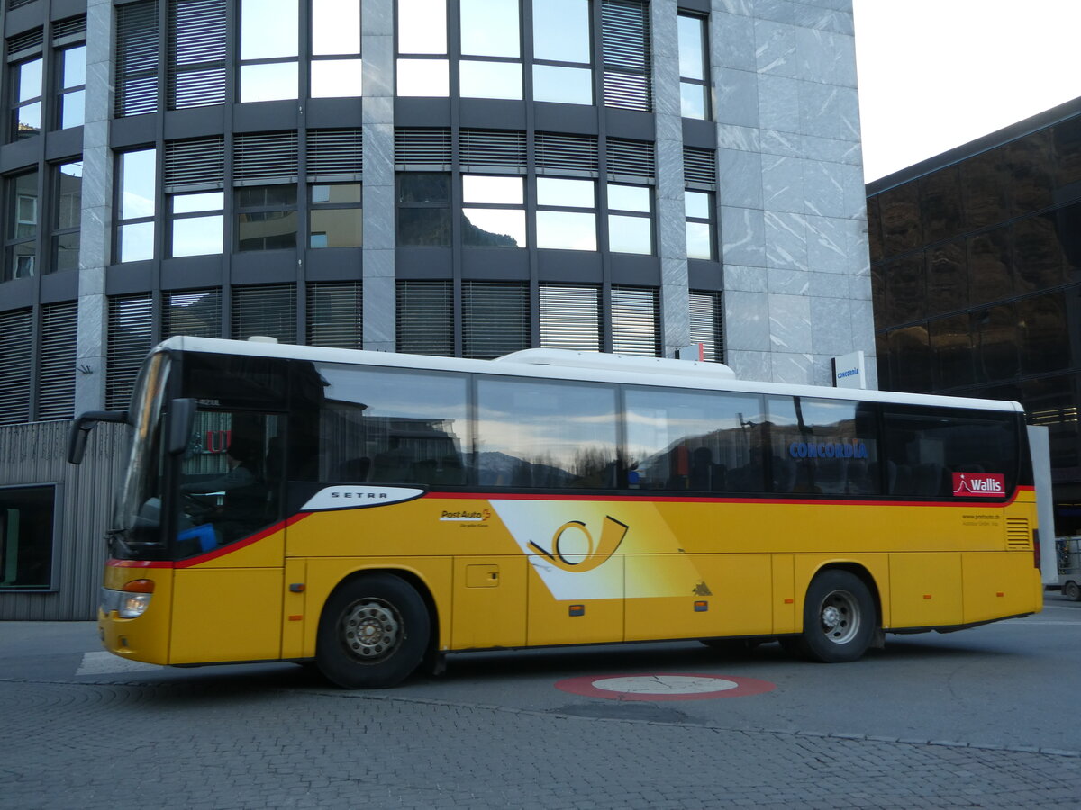 (246'014) - Autotour, Visp - VS 81'111/PID 4502 - Setra am 11. Februar 2023 beim Bahnhof Visp