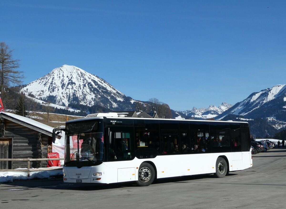 (246'027) - Leysin-Excursions, Leysin - VD 382'719 - MAN/Gppel (ex CarPostal Ouest PID 5028) am 11. Februar 2023 in Leysin, Centre sportif