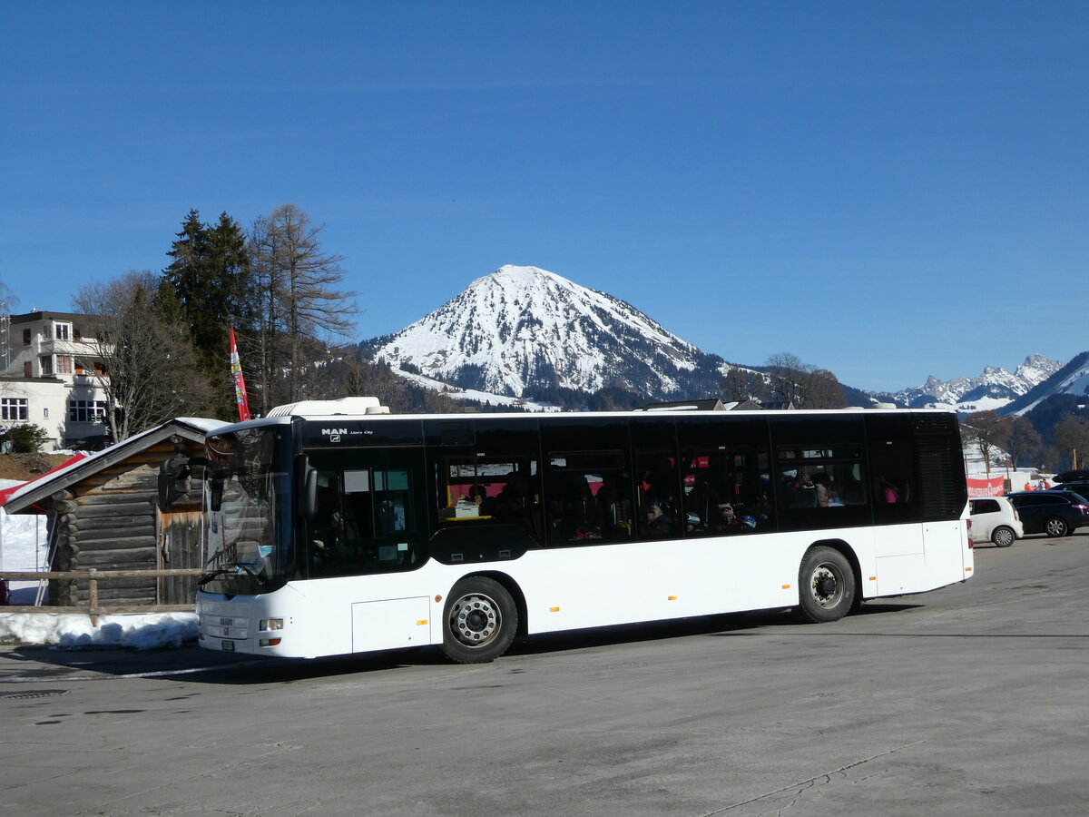 (246'028) - Leysin-Excursions, Leysin - VD 382'719 - MAN/Gppel (ex CarPostal Ouest PID 5028) am 11. Februar 2023 in Leysin, Centre sportif