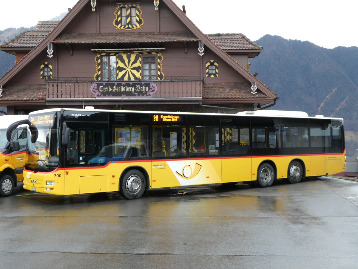 (247'117) - POstAuto Zentralschweiz - Nr. 700/NW 27'617/PID 5569 - MAN (ex Niederer, Filzbach Nr. 12; ex PostAuto Ostschweiz) am 10. Mrz 2023 beim Bahnhof Seelisberg