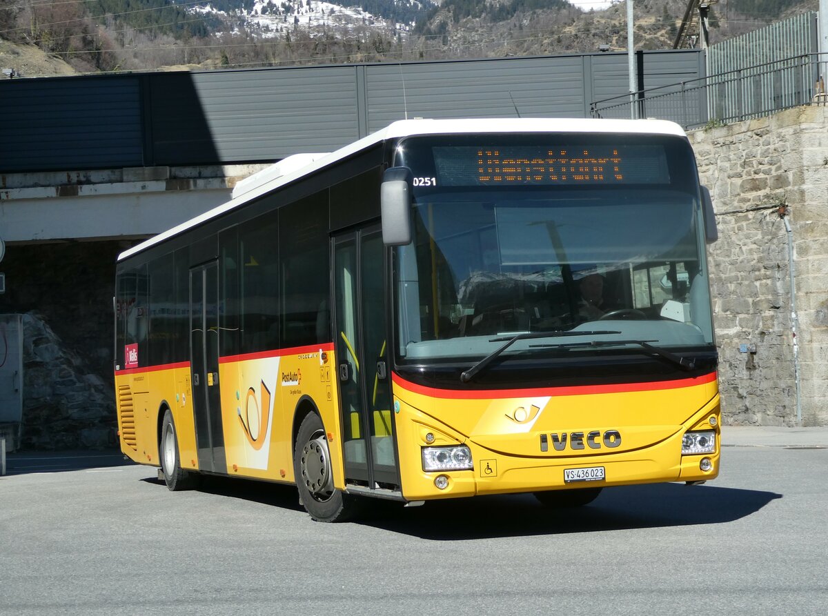 (247'277) - PostAuto Wallis - VS 436'023/PID 10'251 - Iveco am 16. Mrz 2023 beim Bahnhof Brig