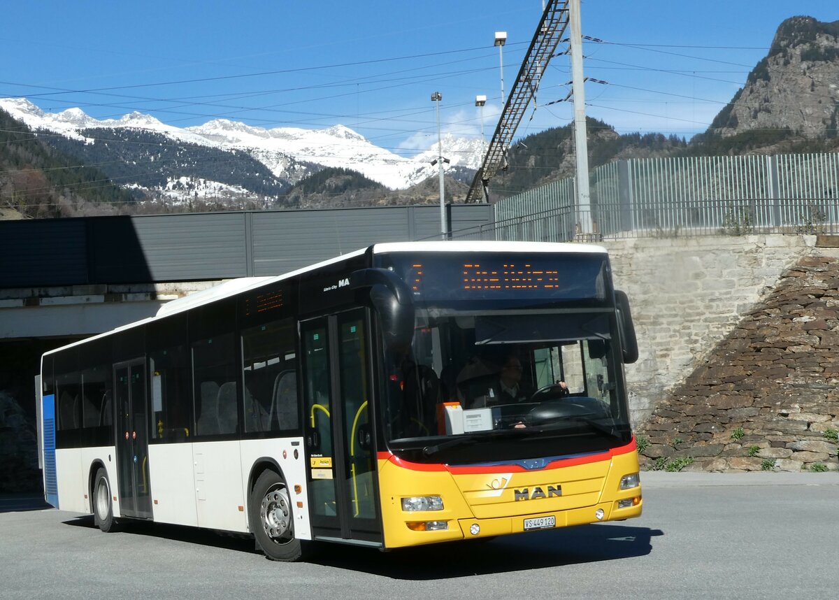 (247'279) - PostAuto Wallis - VS 449'120/PID 10'443 - MAN am 16. Mrz 2023 beim Bahnhof Brig