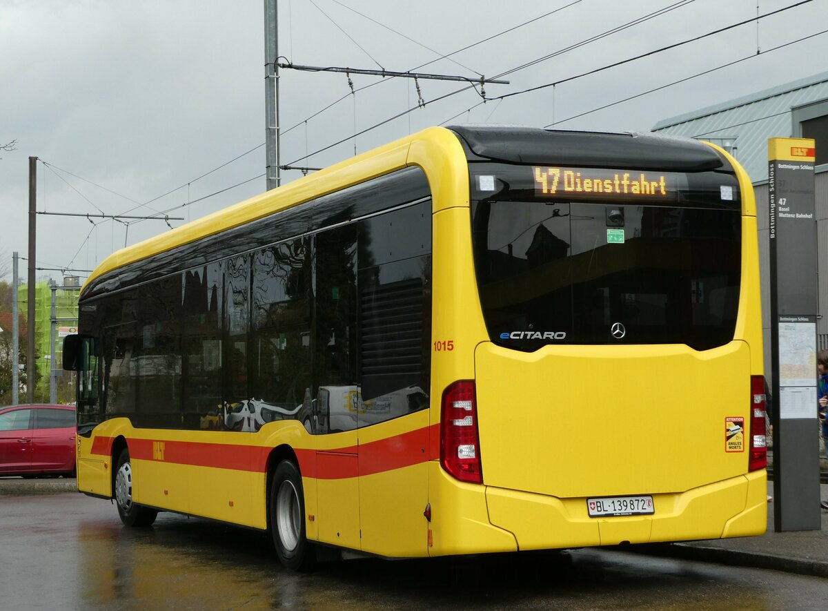 (247'875) - BLT Oberwil - Nr. 1015/BL 139'872 - Mercedes am 30. Mrz 2023 in Bottmingen, Schloss