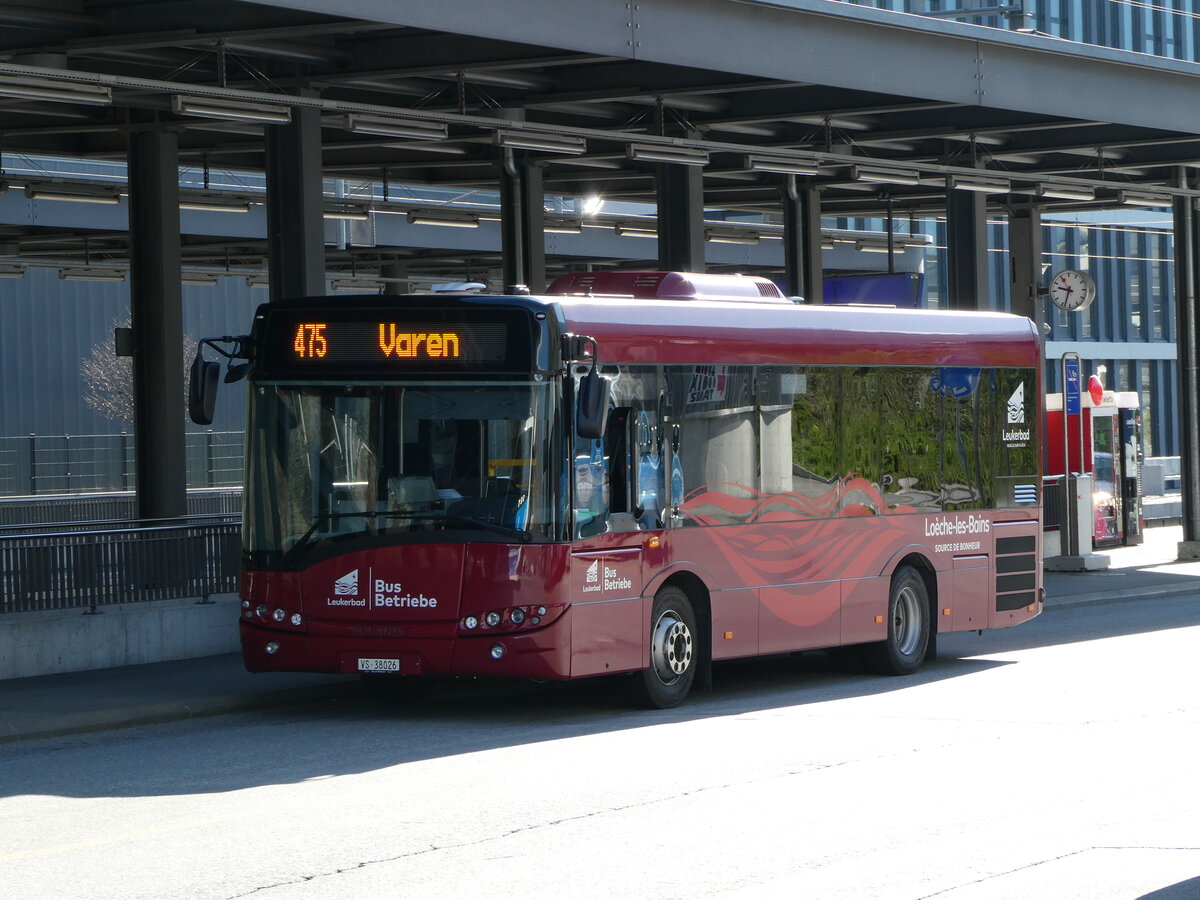 (248'273) . LBB Susten - Nr. 26/VS 38'026 - Solaris am 9. April 2023 beim Bahnhof Leuk