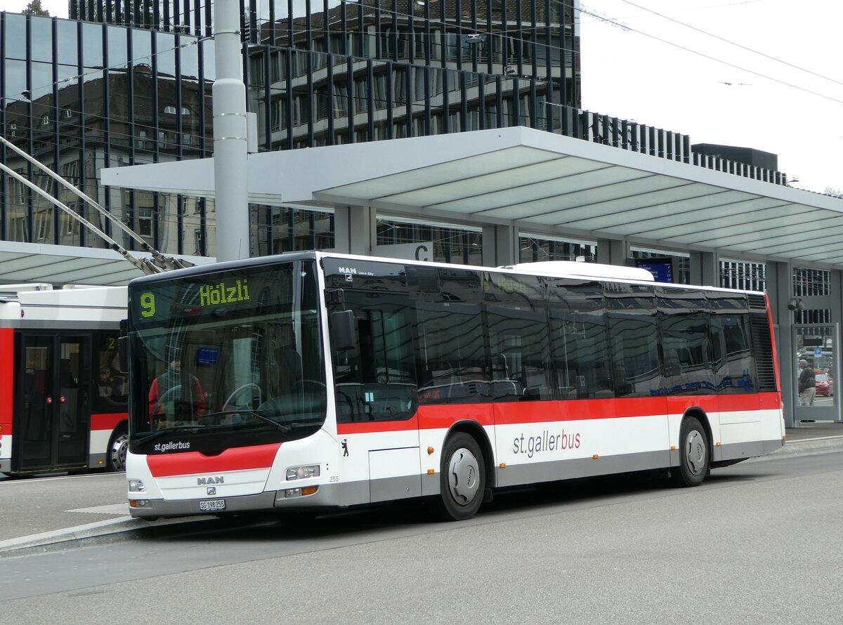 (248'396) - St. Gallerbus, St. Gallen - Nr. 255/SG 198'255 - MAN am 13. April 2023 beim Bahnhof St. Gallen