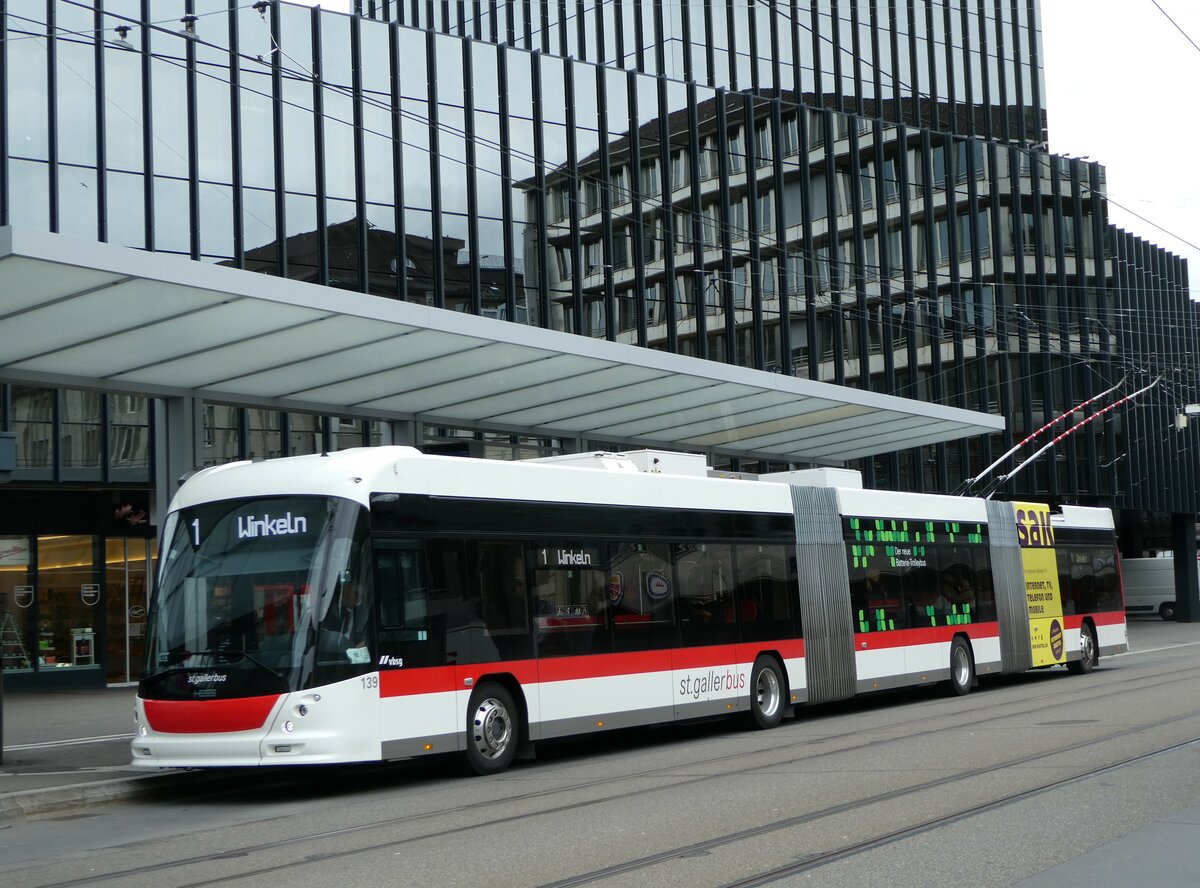 (248'413) - St. Gallerbus, St. Gallen - Nr. 139 - Hess/Hess Doppelgelenktrolleybus am 13. April 2023 beim Bahnhof St. Gallen