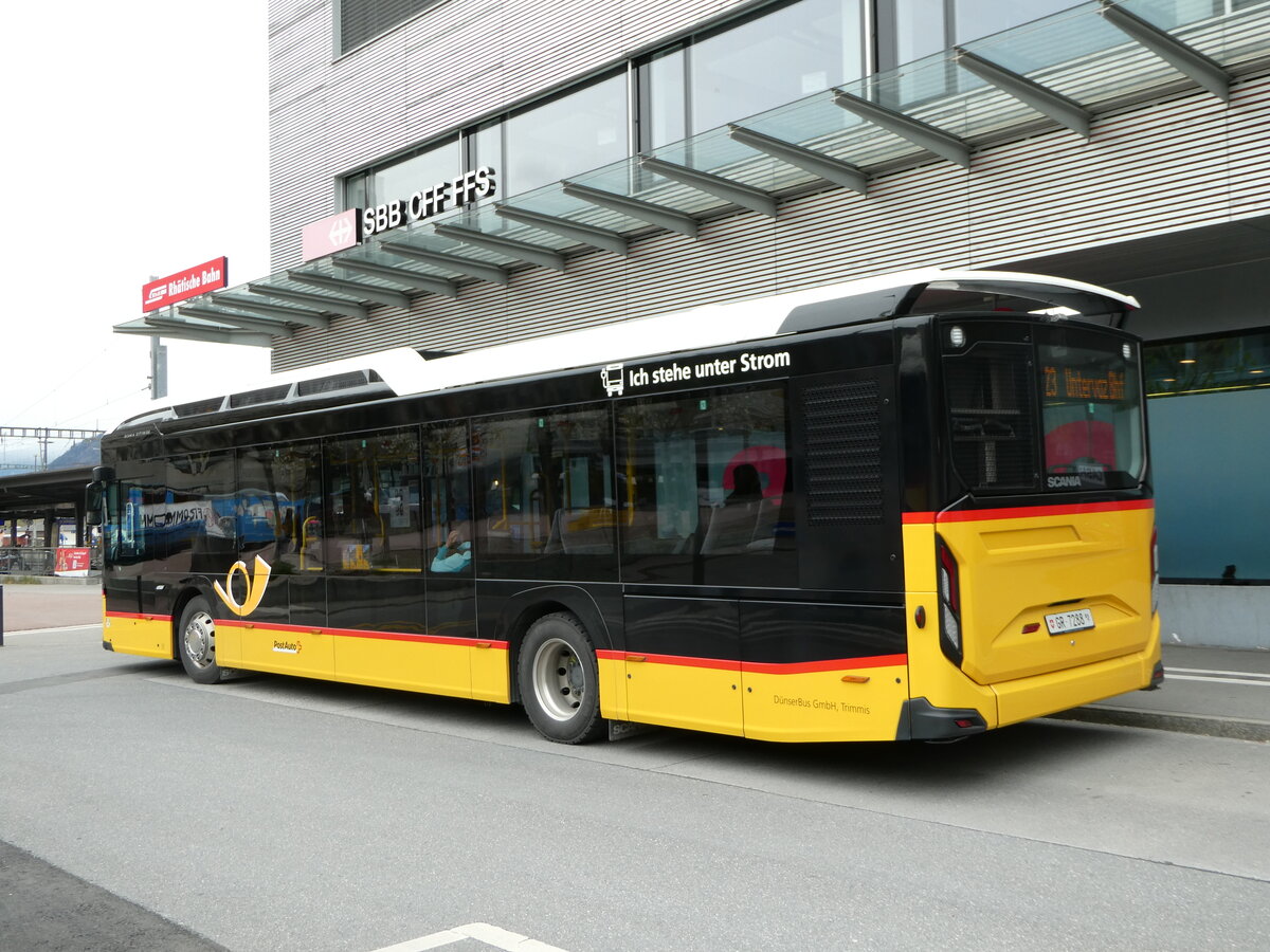 (248'646) - Dnser, Trimmis - GR 7288/PID 11'893 - Scania (ex GR 165'792) am 15. April 2023 beim Bahnhof Landquart