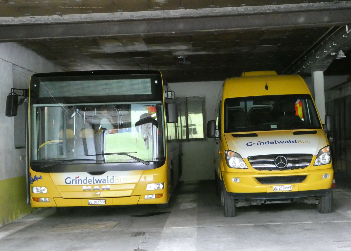 (248'829) - Grindelwaldbus, Grindelwald - Nr. 14/BE 202'568 - MAN/Gppel + Nr. 10/BE 210'669 - Mercedes am 18. April 2023 in Grindelwald, Garage