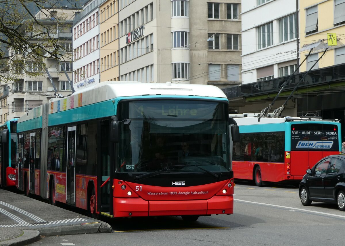 (249'025) - VB Biel - Nr. 51 - Hess/Hess Gelenktrolleybus am 22. April 2023 beim Bahnhof Biel