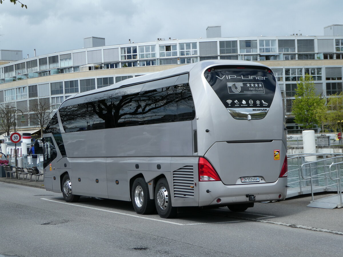 (249'085) - Swiss-Tours, Zrich - ZH 553'444 - Neoplan am 24. April 2023 bei der Schifflndte Thun