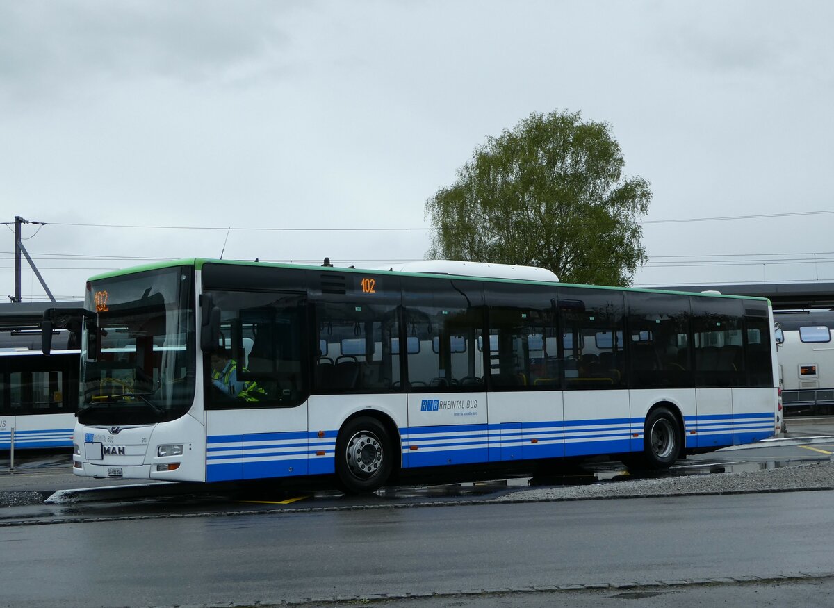 (249'095) - RTB Altsttten - Nr. 910/SG 482'206 - MAN (ex PostBus/A BD 15'357) am 25. April 2023 beim Bahnhof Altsttten