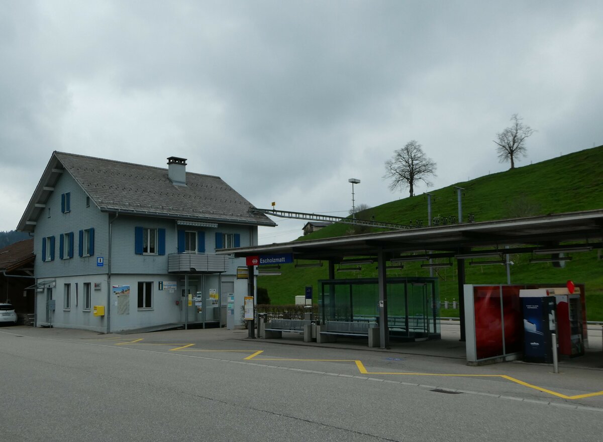 (249'316) - PostAuto-Haltestelle am 30. April 2023 beim Bahnhof Escholzmatt