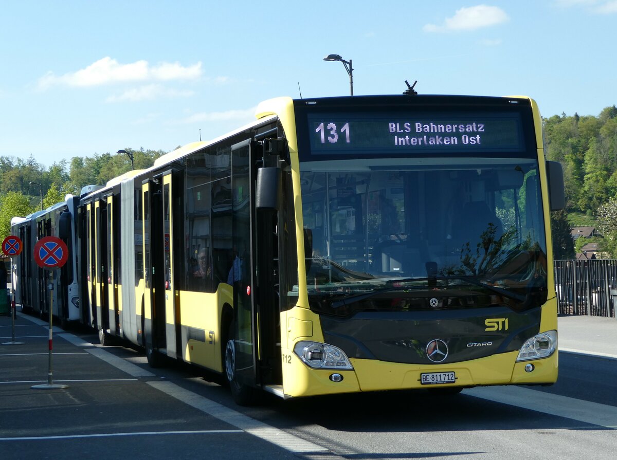 (249'490) - STI Thun - Nr. 712/BE 811'712 - Mercedes am 3. Mai 2023 beim Bahnhof Spiez