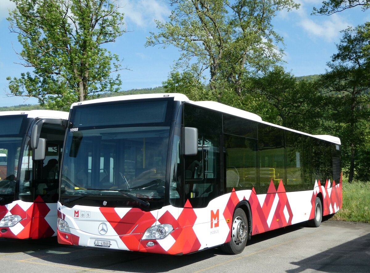 (250'141) - CarPostal Ouest - JU 43'868/PID 10'988 - Mercedes am 18. Mai 2023 in Develier, Parkplatz