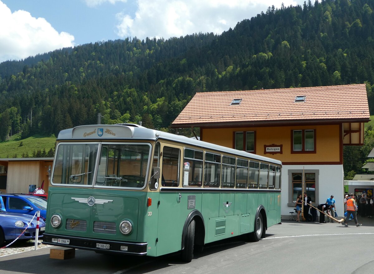 (250'646) - TPF Fribourg - Nr. 33/FR 300'450 - Saurer/Hess (ex Oldtimer Club 33, Tafers Nr. 33; ex GFM Fribourg Nr. 33) am 27. Mai 2023 beim Bahnhof Boltigen