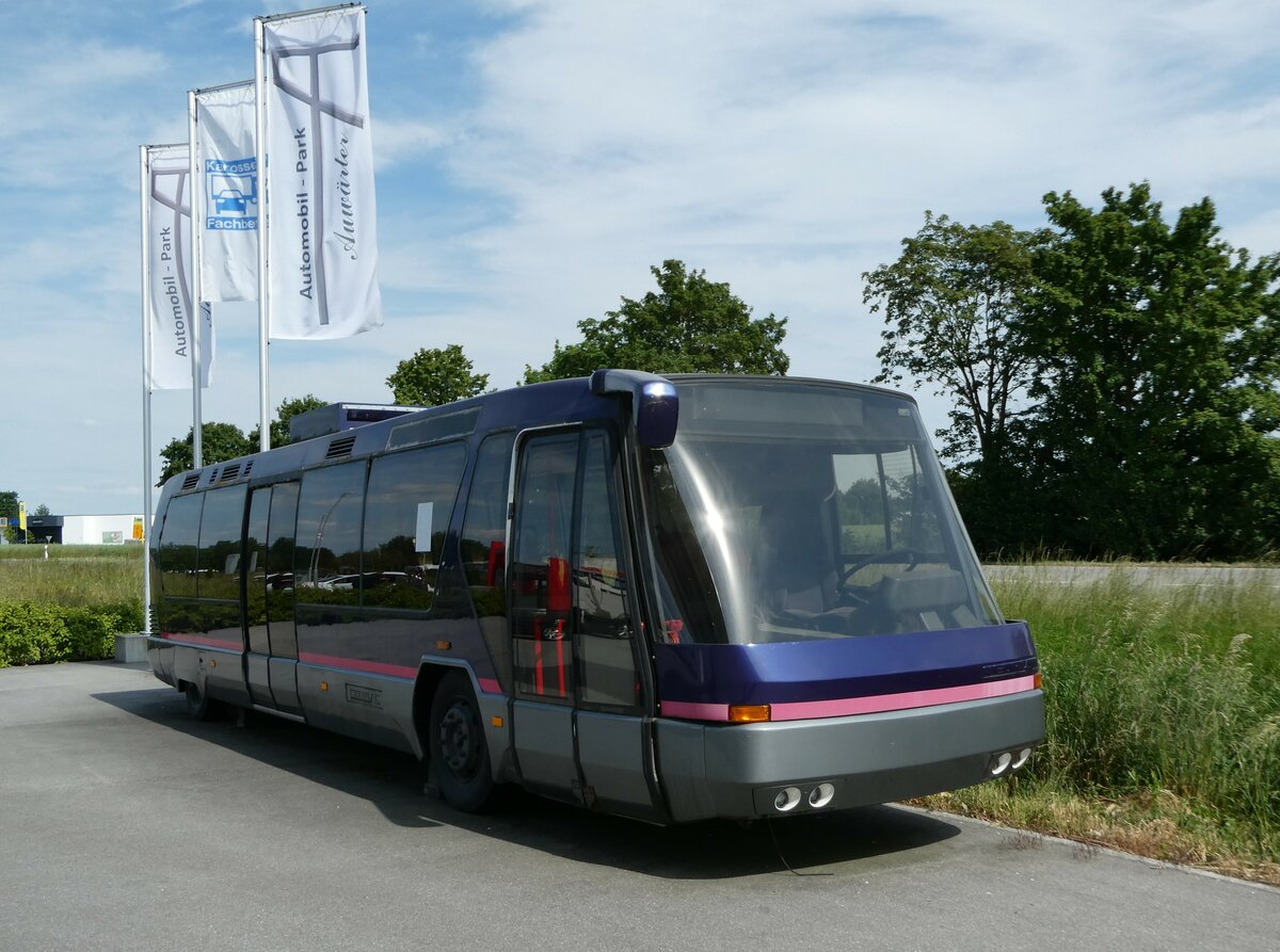 (251'032) - Auwrter, Pilsting - Neoplan am 4. Juni 2023 in Pilsting, Auwrter Automobil-Park