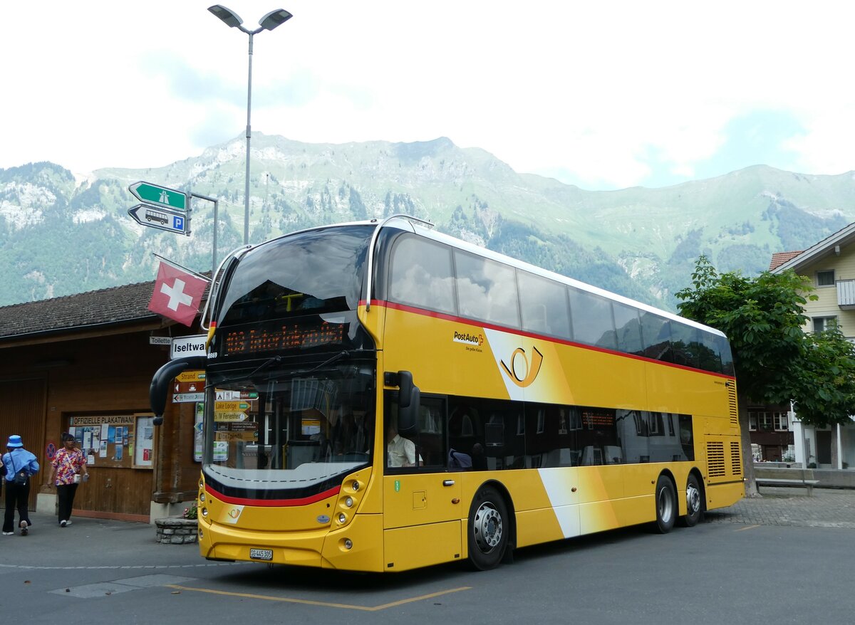 (251'164) - PostAuto Ostschweiz - SG 445'305/PID 10'869 - Alexander Dennis (ex AR 45'267) am 8. Juni 2023 in Iseltwald, Dorfplatz