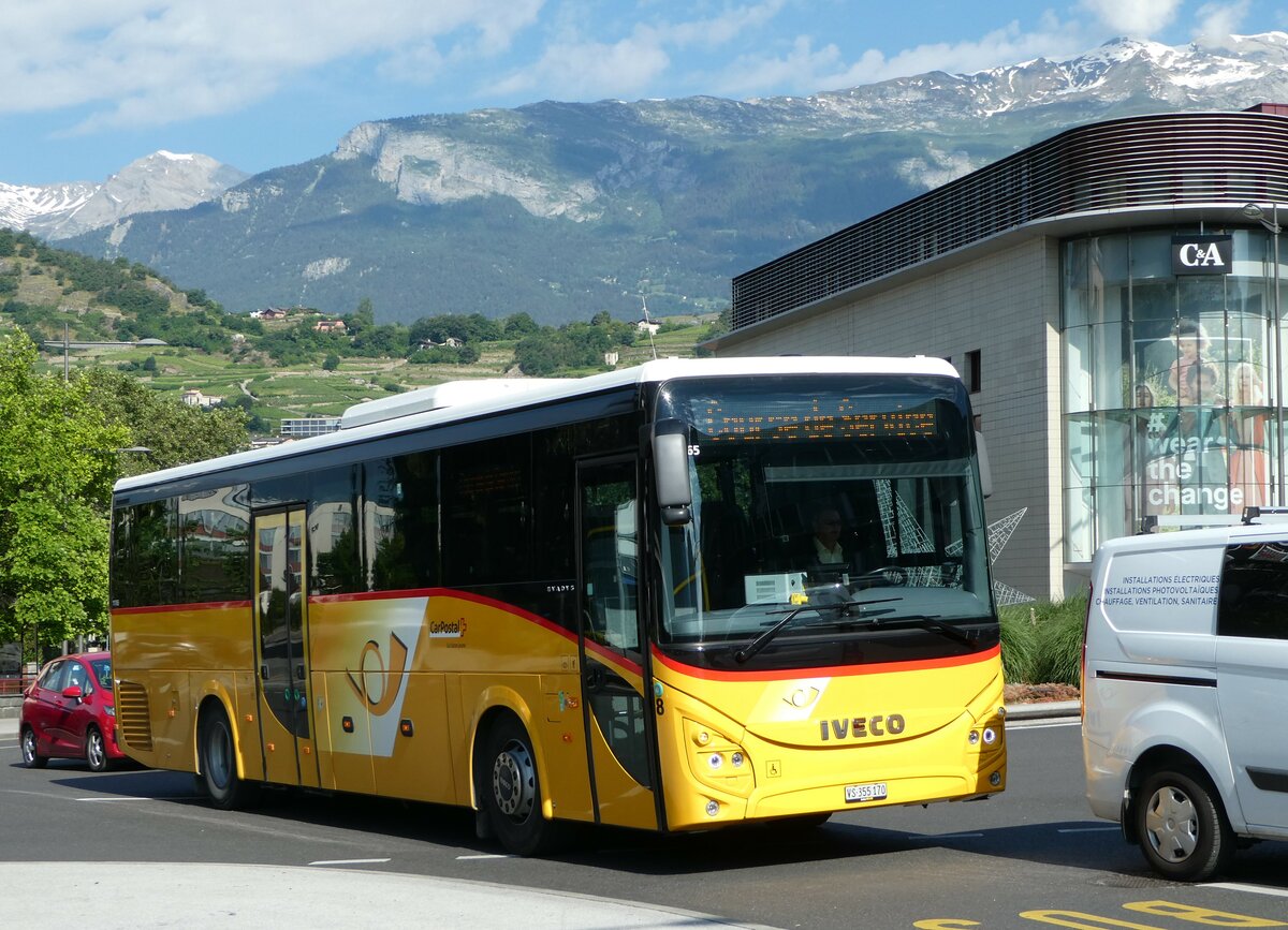 (251'183) - PostAuto Wallis - Nr. 8/VS 355'170/PID 11'765 - Iveco am 9. Juni 2023 beim Bahnhof Sion