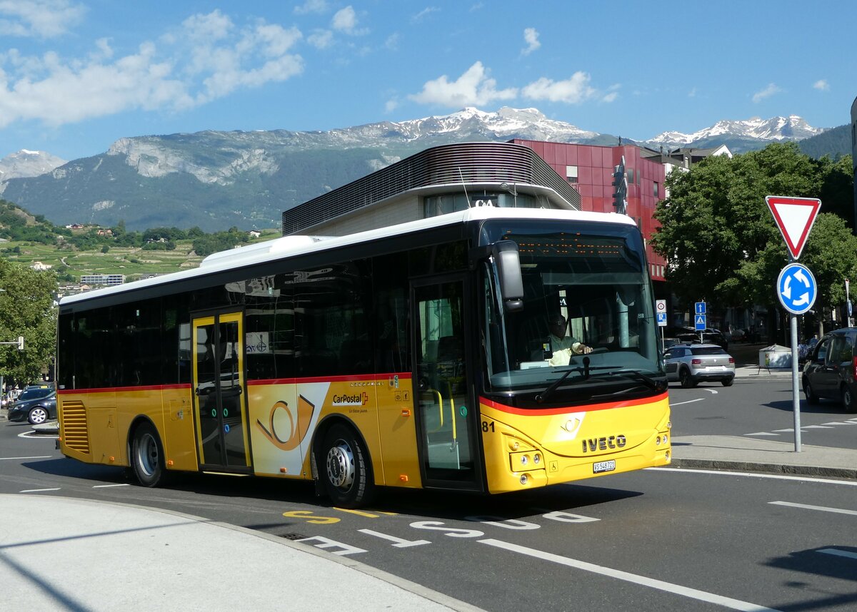 (251'187) - PostAuto Wallis - Nr. 81/VS 548'721/PID 11'884 - Iveco am 9. Juni 2023 beim Bahnhof Sion