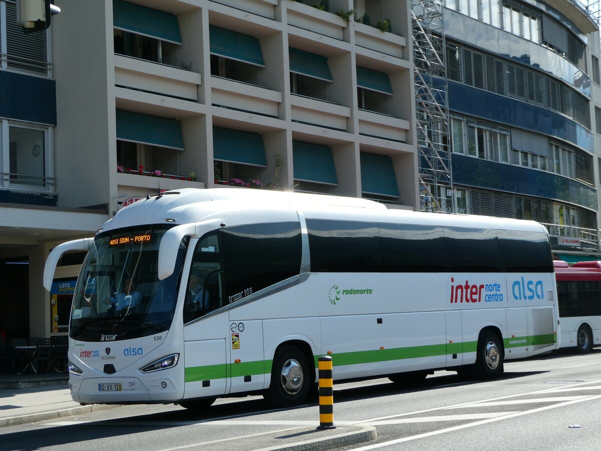 (251'191) - Aus Portugal: Internorte, Porto - Nr. 530/12-XX-12 - Scania/Irizar am 9. Juni 2023 beim Bahnhof Sion