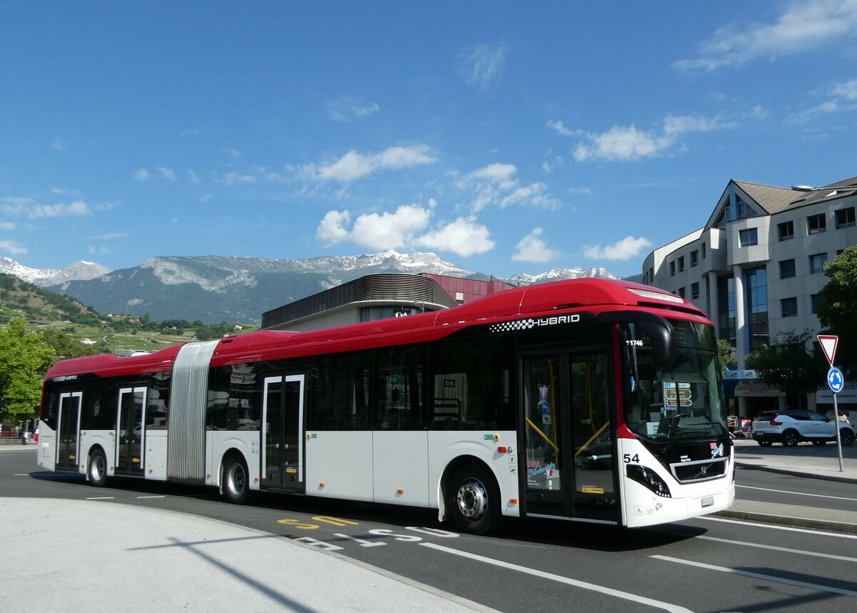 (251'199) - PostAuto Wallis - Nr. 54/VS 531'436/PID 11'746 - Volvo am 9. Juni 2023 beim Bahnhof Sion