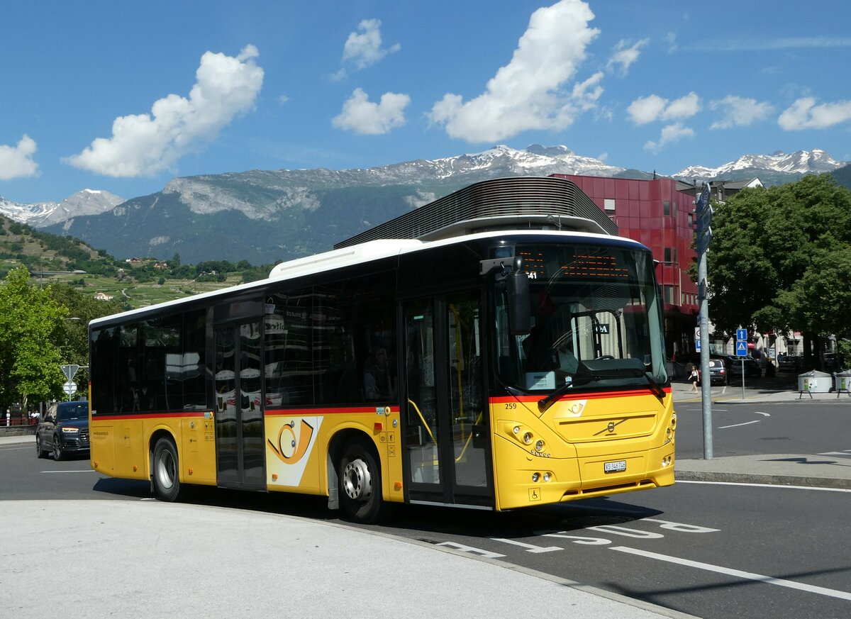 (251'213) - Buchard, Leytron - Nr. 259/VS 346'746/PID 10'541 - Volvo am 9. Juni 2023 beim Bahnhof Sion