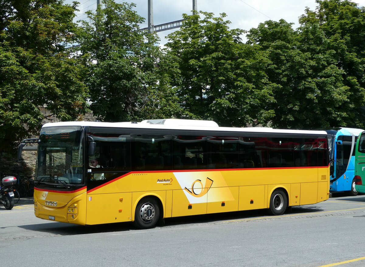 (251'240) - PostAuto Wallis - VS 552'119/PID 11'908 - Iveco am 9. Juni 2023 beim Bahnhof Brig