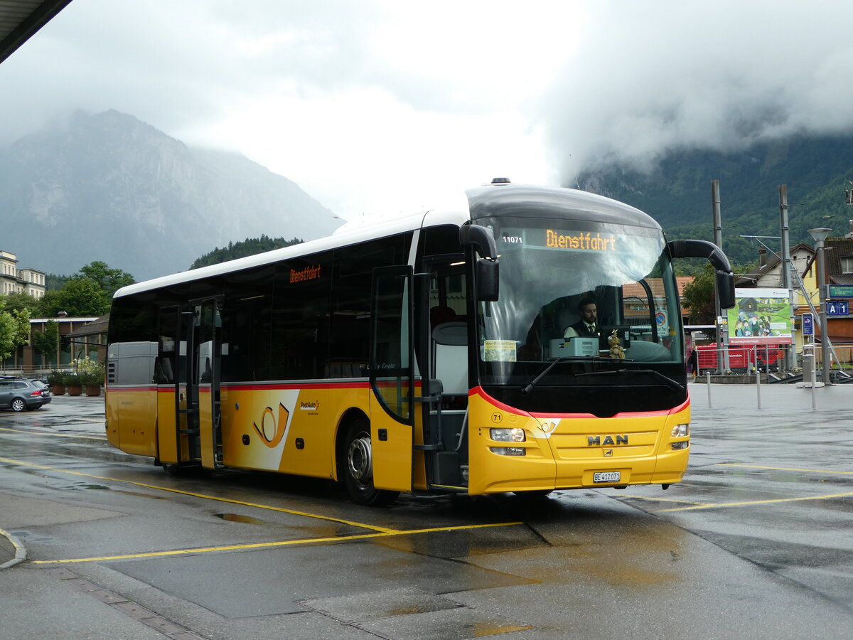 (253'051) - PostAuto Bern - Nr. 71/BE 412'071/PID 11'071 - MAN (ex PostAuto Zentralschweiz Nr. 20; ex Dillier, Sarnen Nr. 20) am 25. Juli 2023 in Meiringen, Postautostation