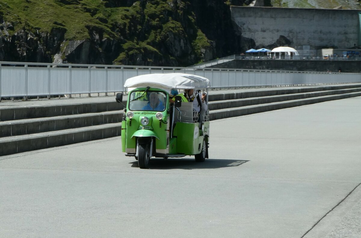 (253'215) - AlpinLine, Hrmence - VS 11'010 - Tuk-Tuk am 30. Juli 2023 in Dixence, Staumauer