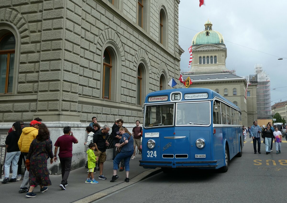 (253'281) - VBZ Zrich (TMZ) - Nr. 324/ZH 66'324 - FBW/Tscher (ex Privat; ex VBZ Zrich Nr. 324) am 1. August 2023 in Bern, Bundeshaus