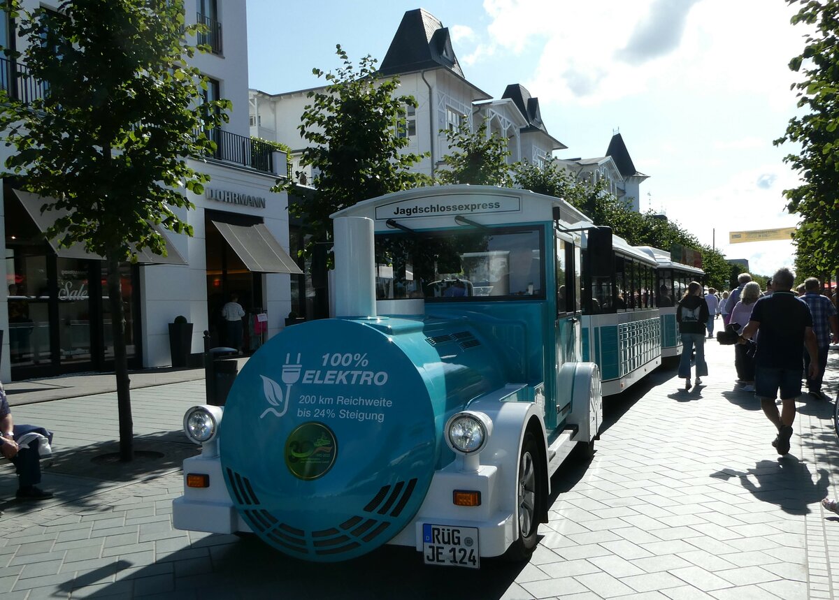 (254'586) - Jagdschlossexpress, Binz - RG-JE 124 - am 1. September 2023 in Binz, Hauptstrasse