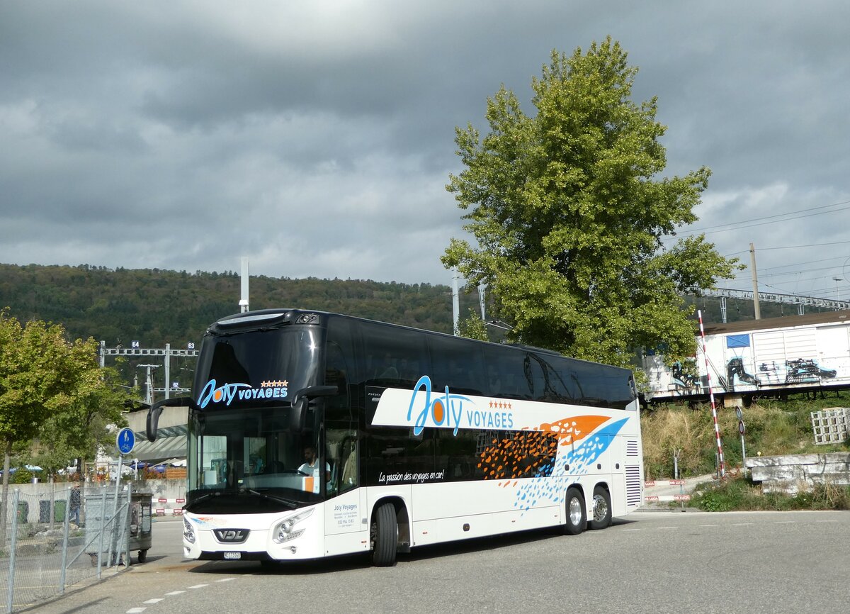 (255'726) - Joly Voyages, Les Breuleux - NE 173'048 - VDL (ex Rope, D-Bordesholm) am 30. September 2023 in Biel, Car Terminal