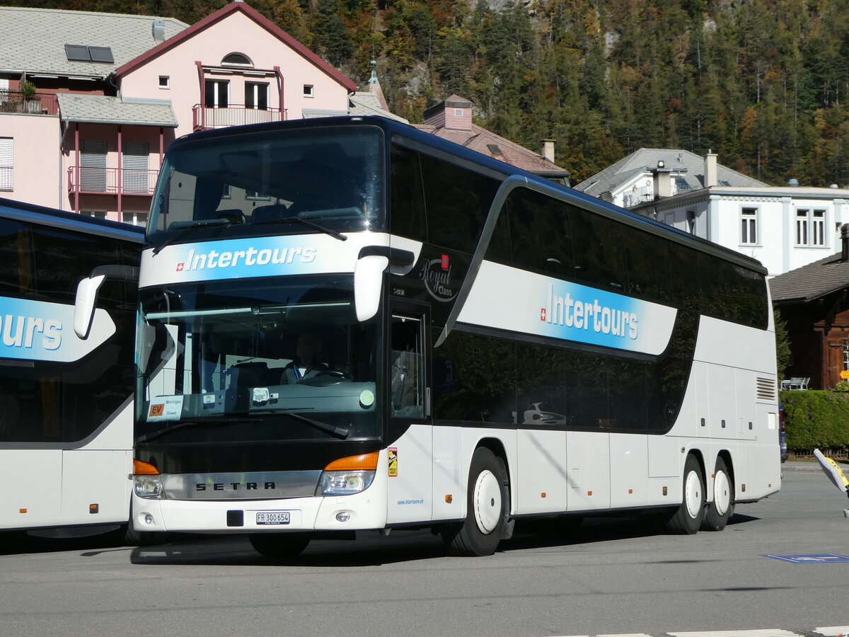 (256'120) - Intertours, Domdidier - FR 300'654 - Setra am 16. Oktober 2023 beim Bahnhof Meiringen