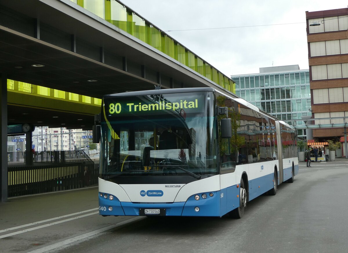 (256'296) - VBZ Zrich - Nr. 540/ZH 730'540 - Neoplan am 21. Oktober 2023 beim Bahnhof Zrich Oerlikon