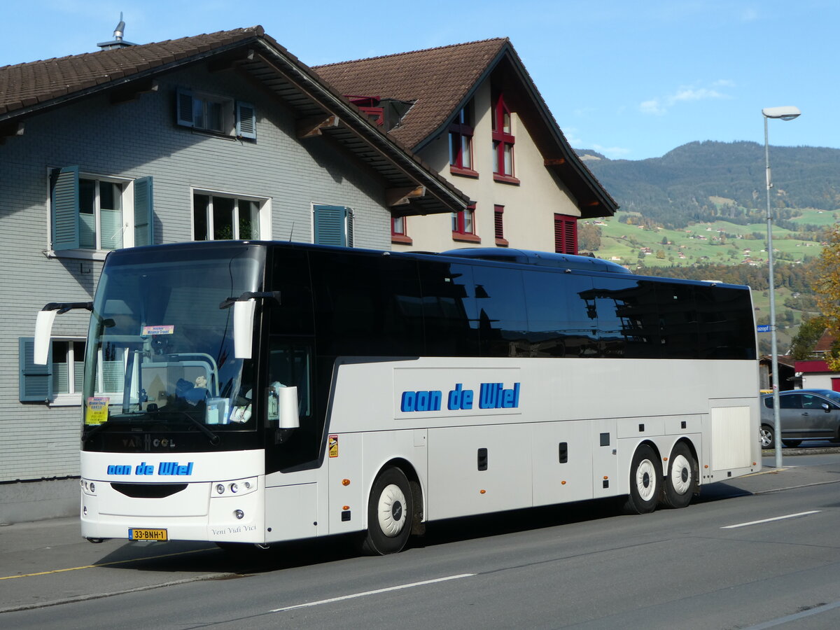 (256'469) - Aus Holland: aan de Wiel, Spankeren - 33-BNH-1 - Van Hool am 28. Oktober 2023 beim Bahnhof Giswil