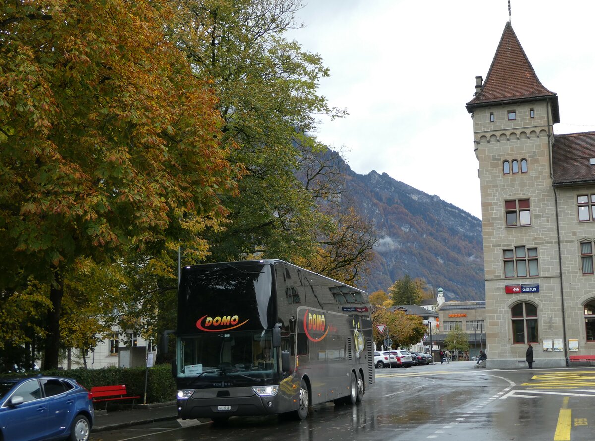 (256'574) - Domo, Glattbrugg - GL 2716 - Van Hool am 31. Oktober 2023 beim Bahnhof Glarus