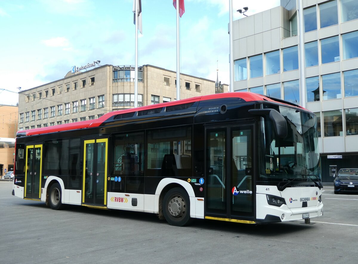 (256'780) - RVBW Wettingen - Nr. 41/AG 479'188 - Scania am 6. November 2023 beim Bahnhof Baden