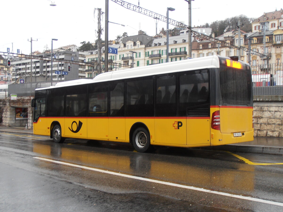 (257'748) - CarPostal Ouest - NE 98'430/PID 5661 - Mercedes am 21. Dezember 2023 beim Bahnhof Neuchtel