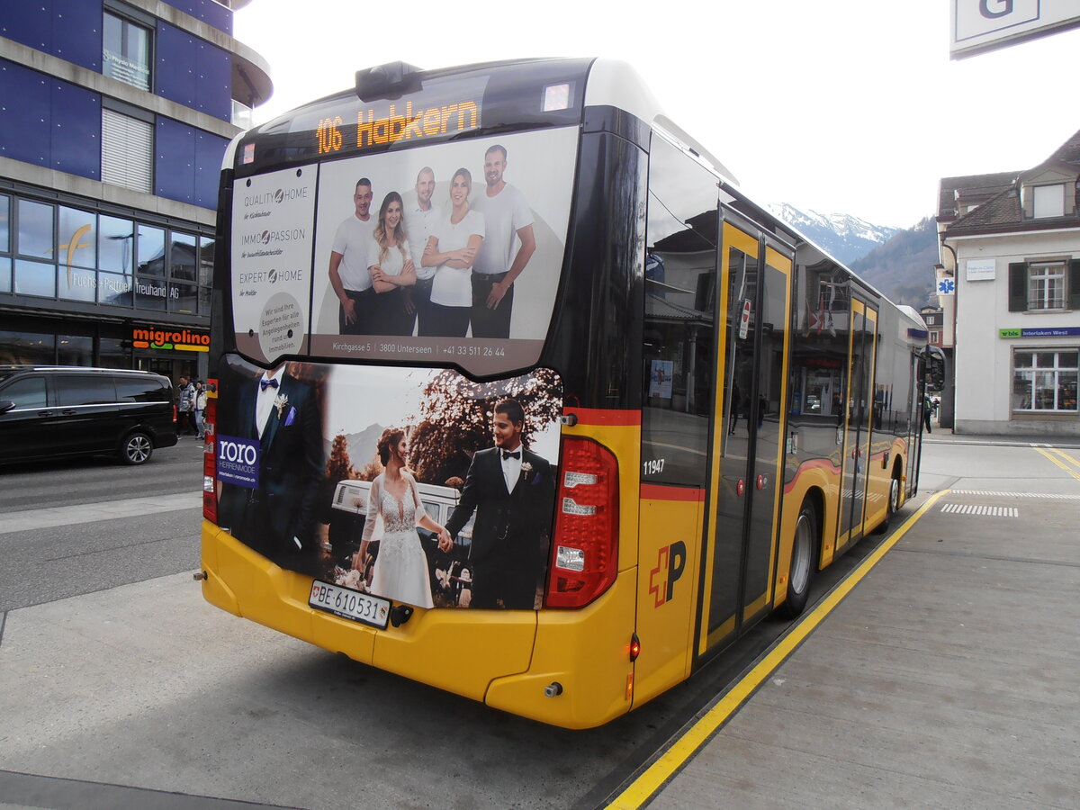 (257'978) - PostAuto Bern - BE 610'531/PID 11'947 - Mercedes am 29. Dezember 2023 beim Bahnhof Interlaken West