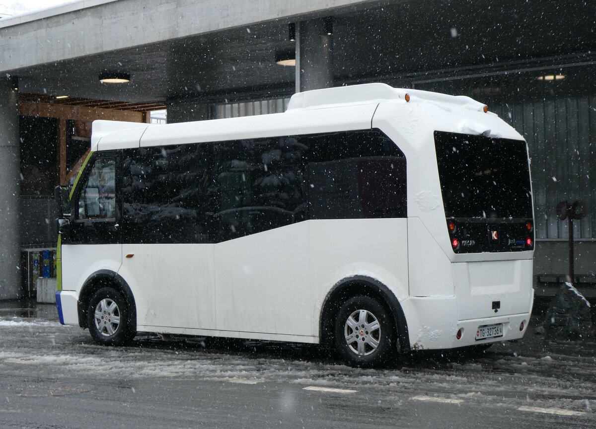 (259'542) - Thur-Taxi, Weinfelden - TG 32'756 - eKarsan am 23. Februar 2024 beim Bahnhof Andermatt (Einsatz Andermatt-Urserntal Tourismus, Andermatt)