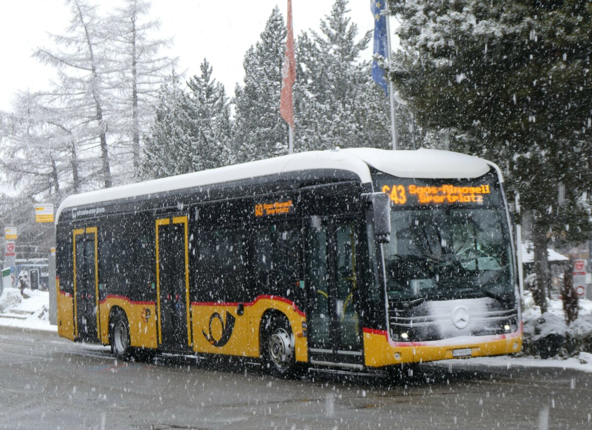 (259'690) - PostAuto Wallis - VS 565'812/PID 12'010 - eMercedes am 27. Februar 2024 in Saas-Fee, Busterminal