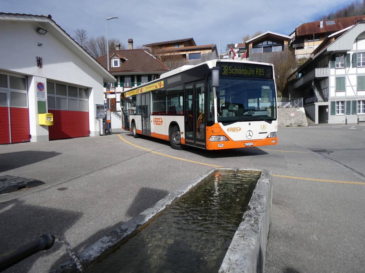 (260'007) - RBS Worblaufen - Nr. 3/BE 767'003 - Mercedes am 3. Mrz 2024 in Briswil, Brunnen