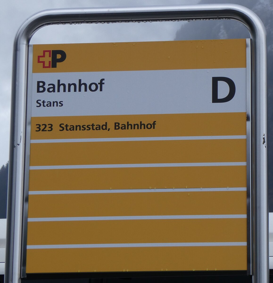 (260'293) - +P-Haltestellenschild - Stans, Bahnhof - am 12. Mrz 2024