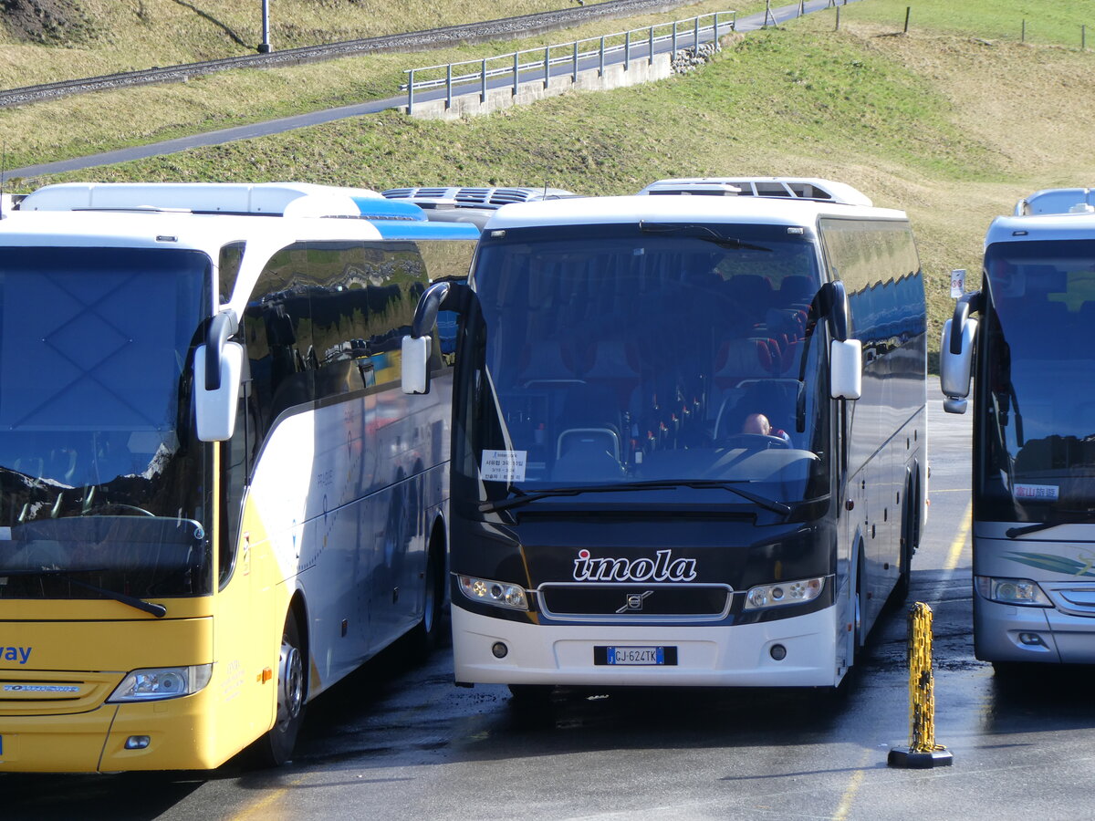 (260'477) - Aus Italien: Imola, Pofi - GJ-624 TK - Volvo am 19. Mrz 2024 in Grindelwald, Grund