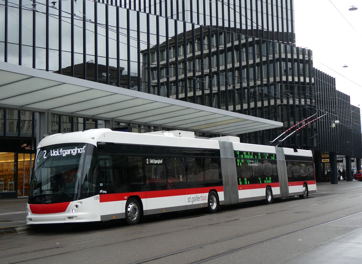 (260'913) - St. Gallerbus, St. Gallen - Nr. 135 - Hess/Hess Doppelgelenktrolleybus am 1. April 2024 beim Bahnhof St. Gallen