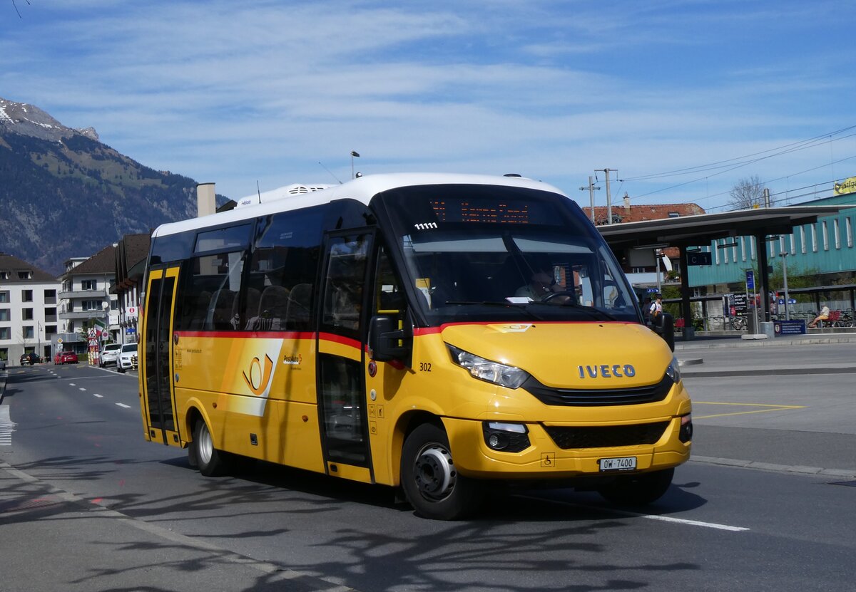 (261'052) - PostAuto Zentralschweiz - Nr. 302/OW 7400/PID 11'111 - Iveco/Rosero (ex Nr. 74; ex HW Kleinbus, Giswil) am 6. April 2024 beim Bahnhof Sarnen 