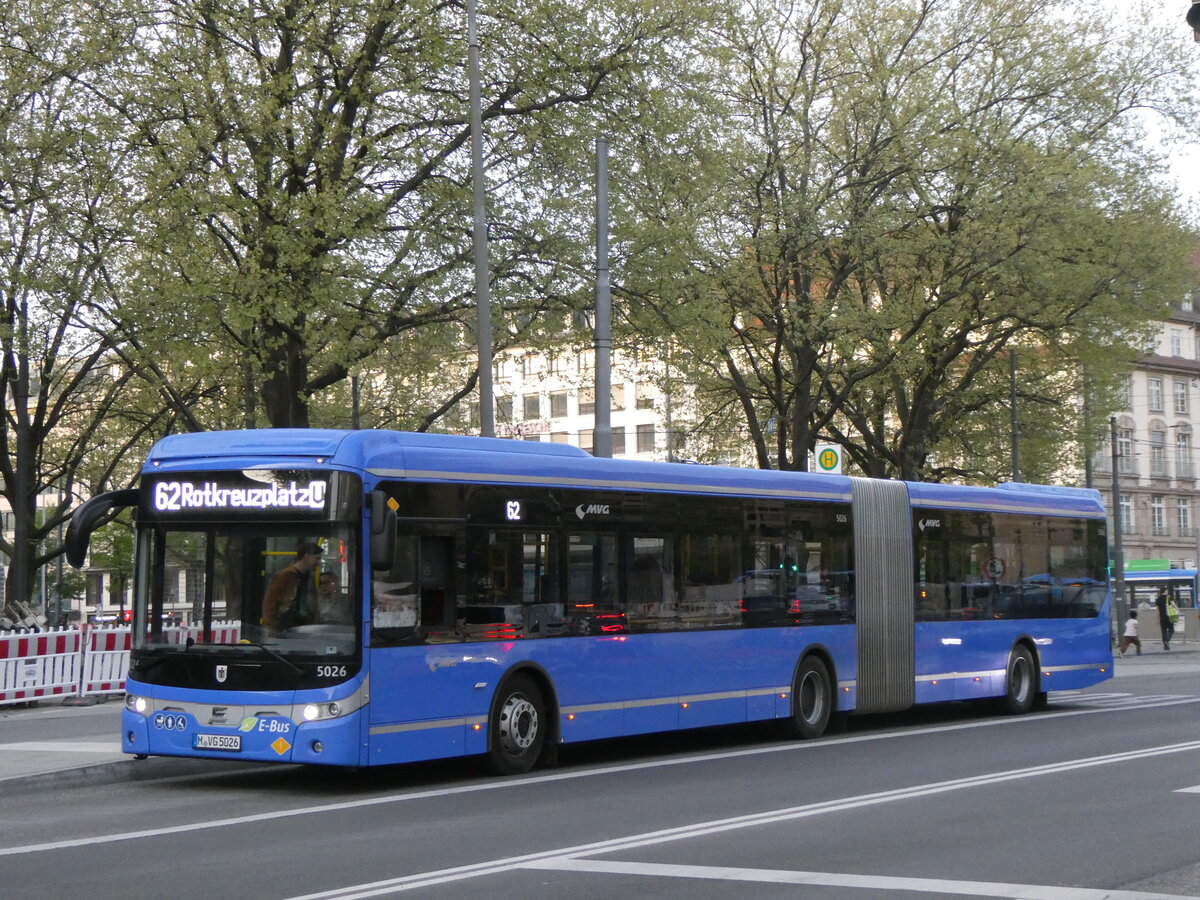 (261'288) - MVG Mnchen - Nr. 5026/M-VG 5026 - eEbusco am 13. April 2024 in Mnchen, Sendlinger Tor