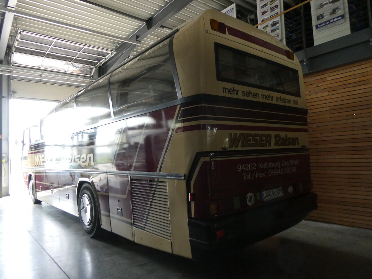 (261'368) - Wieser, Kollnburg (Auwrter) - LAN-AU 87H - Neoplan am 14. April 2024 in Pilsting, Auwrter Automobil-Park